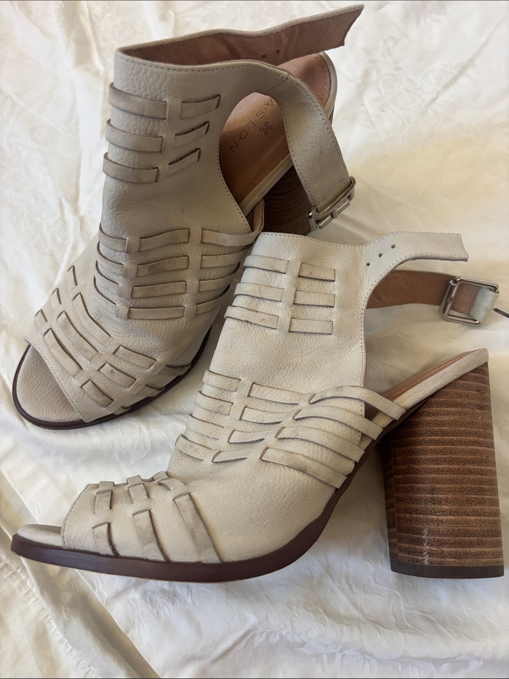 Caslon Cream Cutout Leather Block Heel Sandals, Sz 8